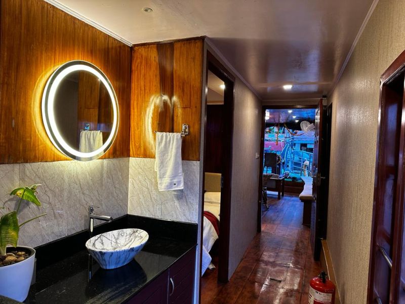Houseboat image